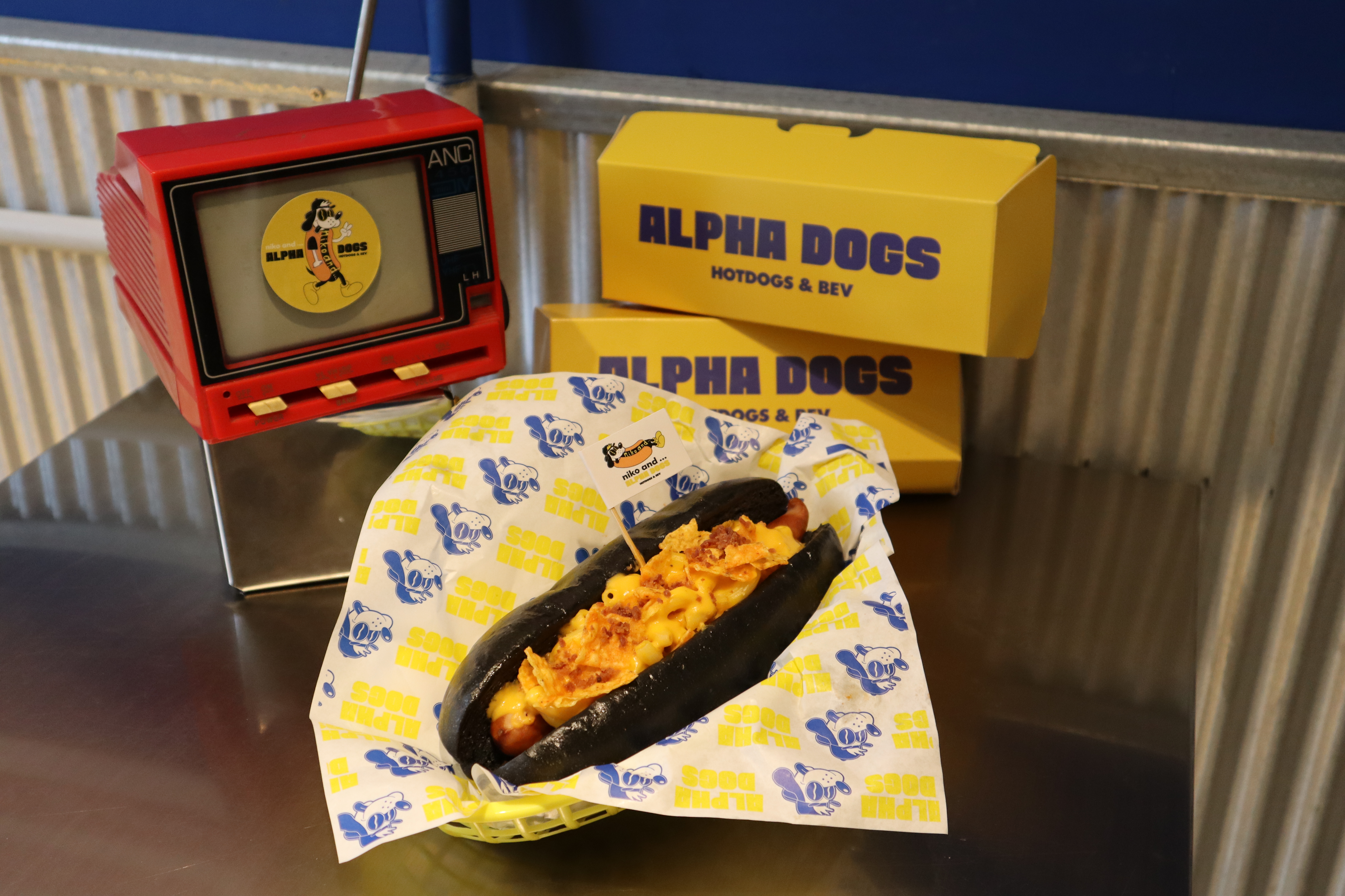 Mac n Cheese竹炭脆脆熱狗堡